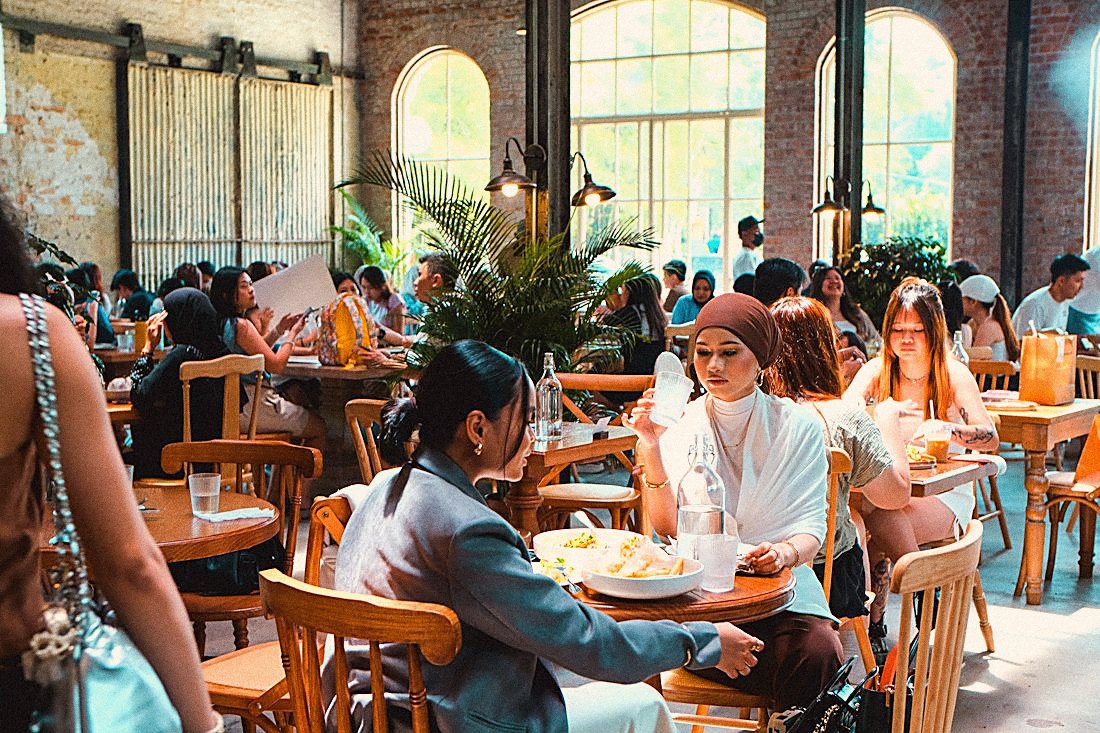 A busy restaurant dining room at lunch